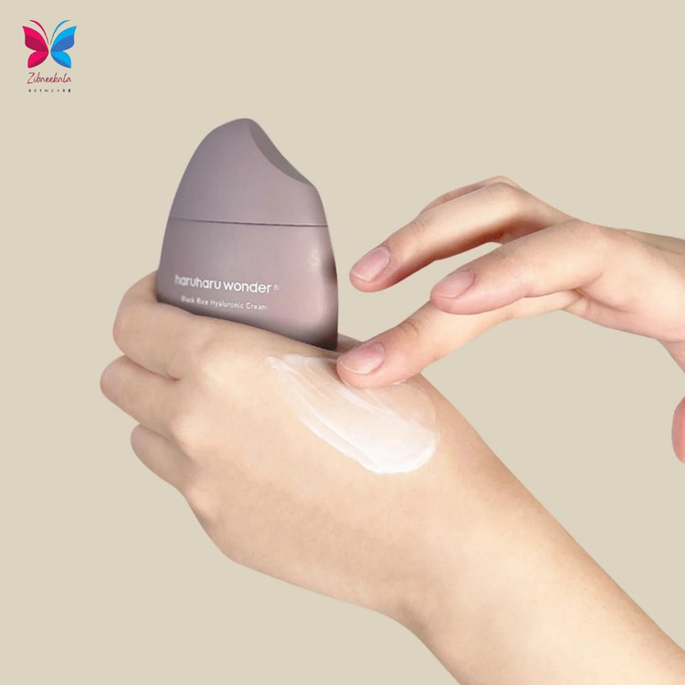 پوست خشک پوست چرب پوست حساس ضد پیری روشن کننده تغذیه کننده محصول طبیعی محصول ارگانیک محصول کرهای کرم هیالورونیک ۱۰ برنج سیاه هاروهارو واندر: با ۱۰ نوع هیالورونیک اسید، پوست شما را عمیقاً آبرسانی کرده و با عصاره برنج سیاه، آن را تغذیه و روشن میکند.