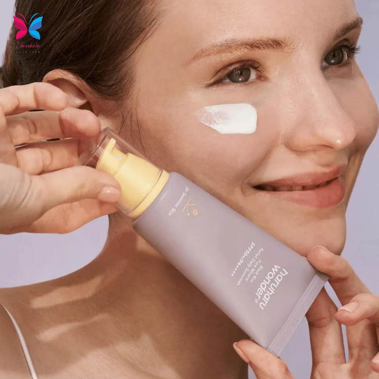 ضد آفتاب معدنی روزانه برنج سیاه هاروهارو واندر، طبیعی و موثر، پوست شما را در برابر اشعههای مضر خورشید محافظت کرده و از پیری زودرس آن جلوگیری میکند. با فرمولاسیون سبک و جذب سریع، برای استفاده روزانه مناسب است. ضد آفتاب برند هارو هارو واندر