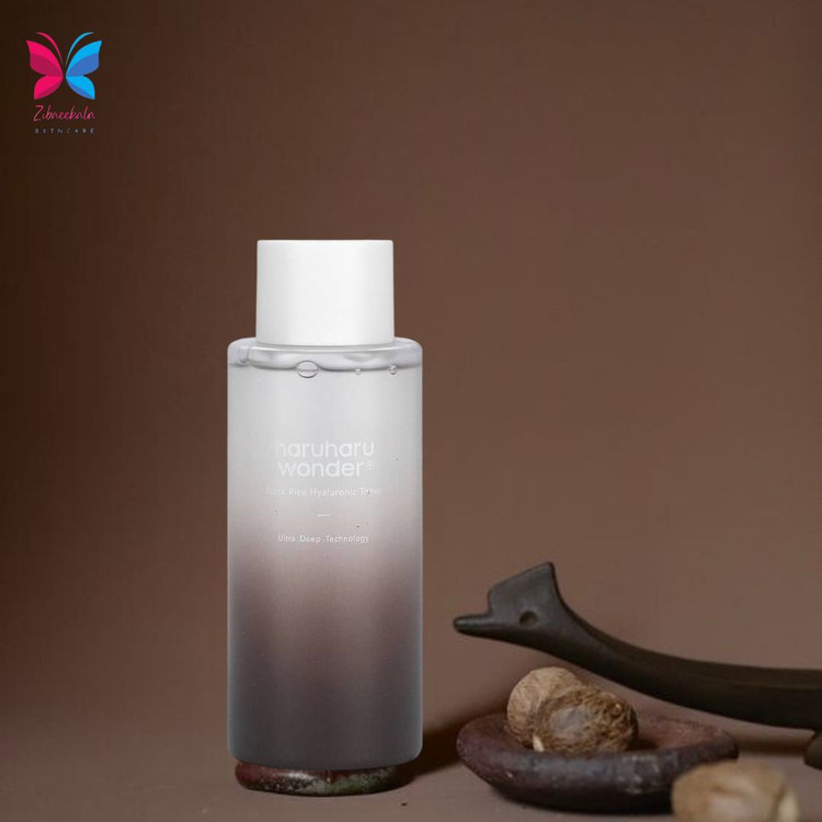 به دنبال یک تونر سبک و موثر برای پوست خود هستید؟ تونر هیدروژله برنج سیاه هاروهارو،. هیالورونیک اسید موجود در این تونر، به پر شدن خطوط ریز و چین و چروک کمک کرده و پوستی جوانتر به شما هدیه میدهد. HaruHaru Wonder Black Rice Hyaluronic Toner