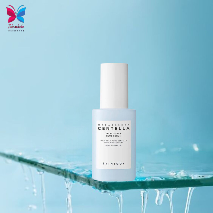 تجربهای آرامشبخش با سرم آبی اسکین ۱۰۰۴. این سرم با رنگ آبی زیبا و فرمولاسیون ملایم، پوست حساس شما را تسکین داده و به ترمیم آن کمک میکند. سرم سنتلا
