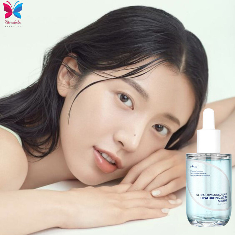 سرم آبرسان قوی ایزنتری با مولکولهای ریز هیالورونیک اسید: با نفوذ سریع و عمقی به لایههای پوست، این سرم به طراوت و شادابی پوست کمک کرده و از خشکی و التهابات پوستی جلوگیری میکند. مناسب برای استفاده روزانه و ایدهآل برای پوستهای خشک و دهیدراته.