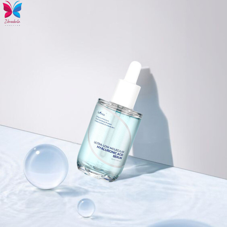 سرم هیالورونیک اسید ایزنتری با جذب سریع و مولکولهای ریز: مناسب برای پوستهای حساس و دهیدراته، این سرم با ترکیبات ضدالتهابی مانند مادکاسوسید و پانتنول، علاوه بر آبرسانی، به ترمیم و تقویت سد دفاعی پوست کمک میکند.