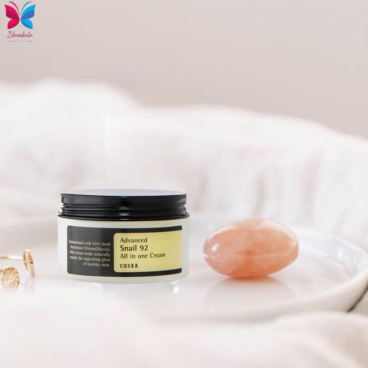 کرم آبرسان حلزون کوزارکس: با فرمولاسیونی شامل ترشحات حلزون، پوست را شاداب و درخشان نگه داشته و با استفاده منظم، ظاهر پوست را بهبود میبخشد.