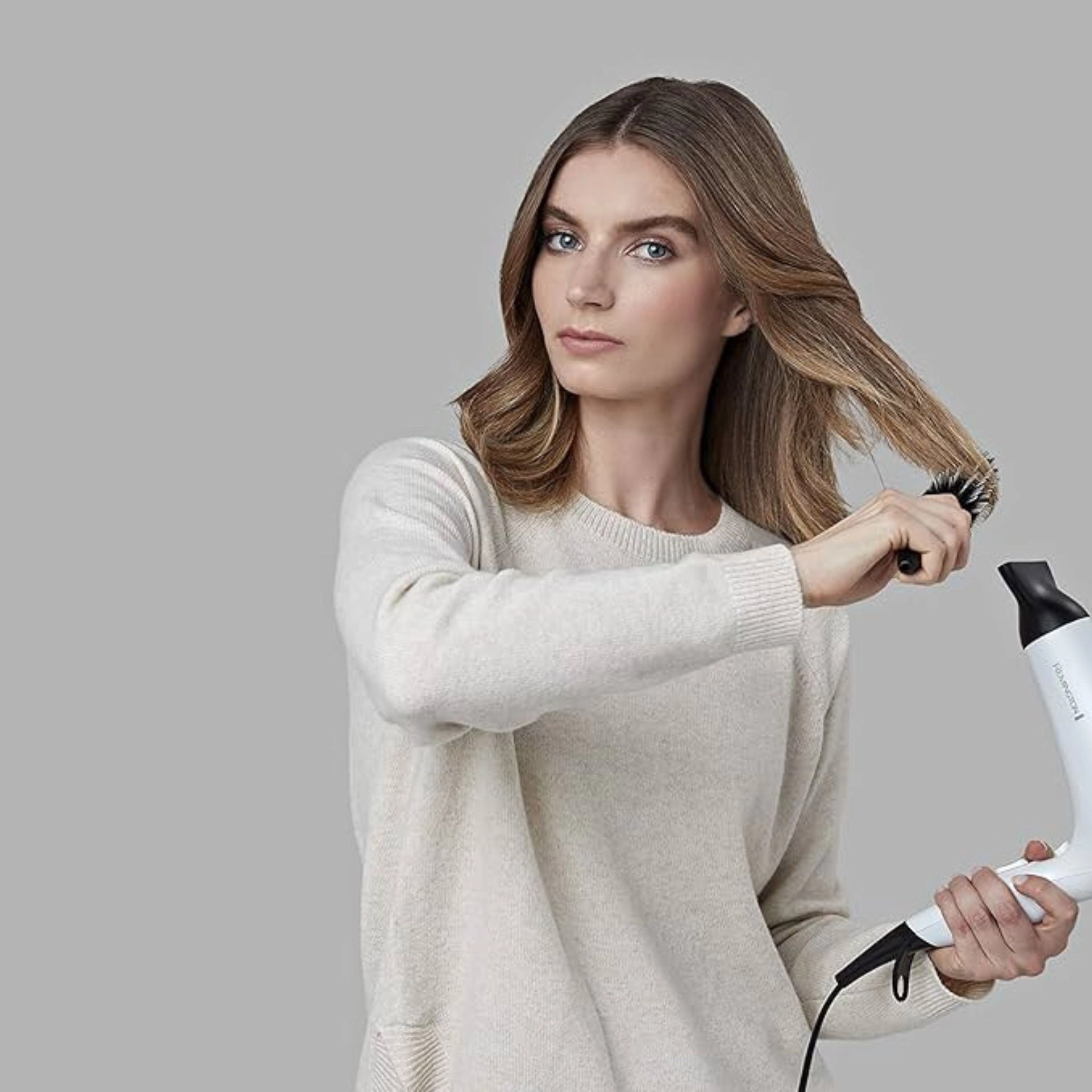 سشوار حرفهای رمینگتون مدل AC8901 با طراحی ارگونومیک و عملکرد محافظت از رطوبت مو.