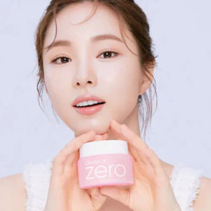 بستهبندی محصول بنیلا کو Clean it Zero: جعبه و ظرف بالم پاککننده به رنگ صورتی و سفید.