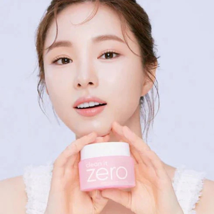 بستهبندی محصول بنیلا کو Clean it Zero: جعبه و ظرف بالم پاککننده به رنگ صورتی و سفید.