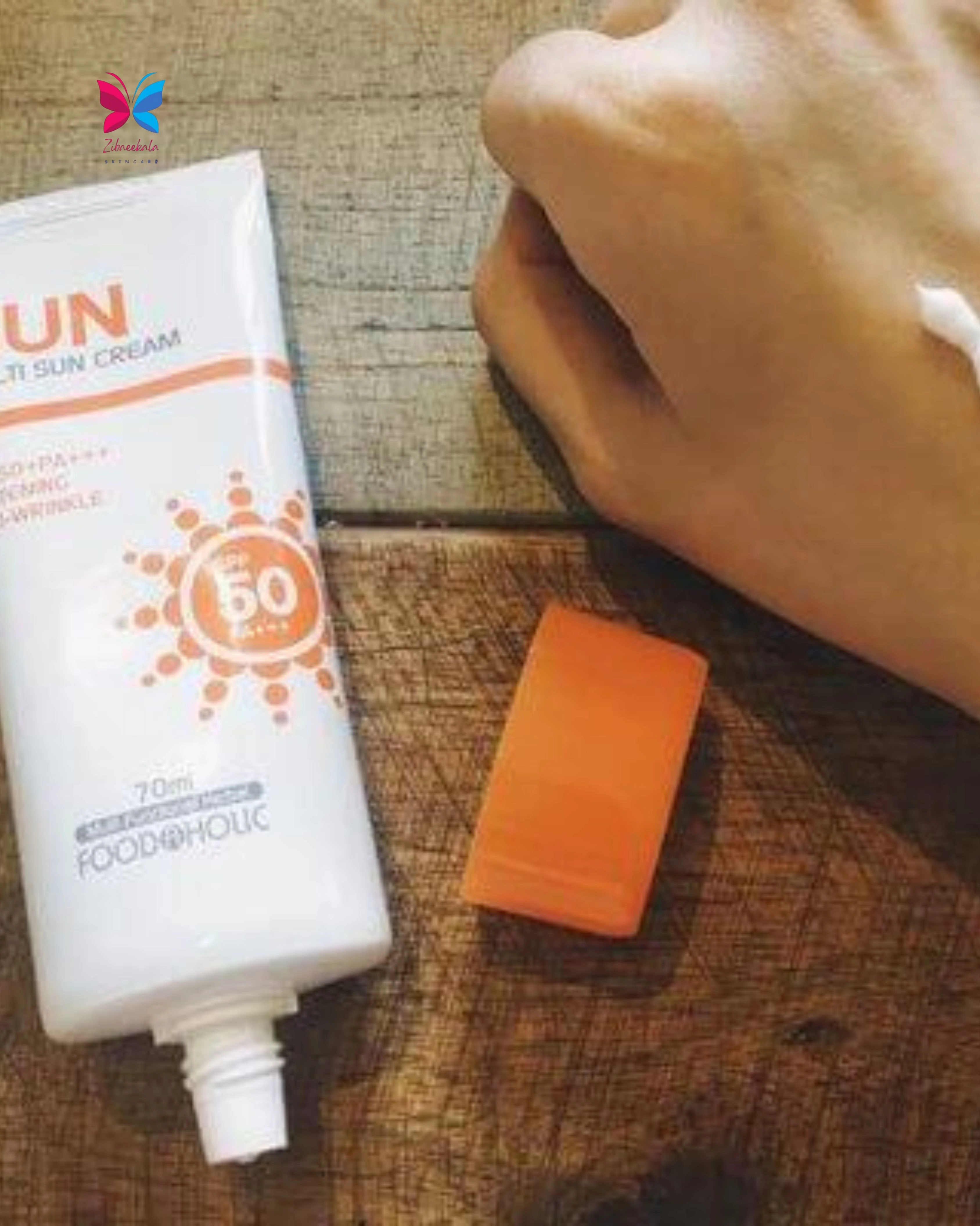 ضد آفتاب چندکاره فوداهولیک با SPF50+، دارای خاصیت روشن‌کنندگی و کاهش چین‌وچروک، مناسب برای استفاده روزانه