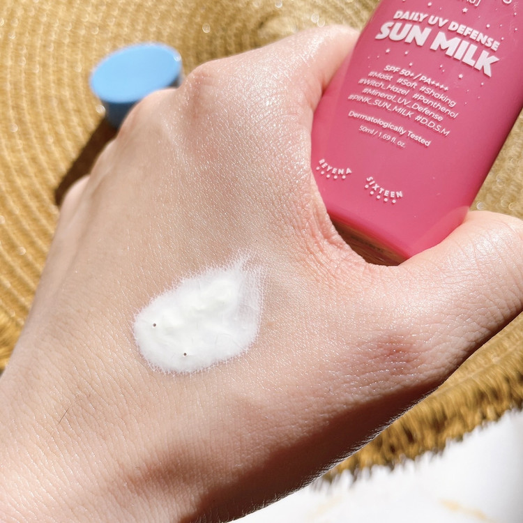 محصول کرهای REYENA16 Daily UV Defense Sun Milk با فینیش مات و جذب سریع