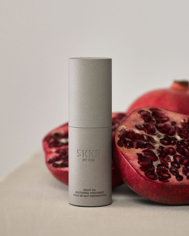 Farm Stay Is Real Gel Mist Pomegranate، اسپری صورت حاوی عصاره انار برای رطوبترسانی و شفافیت پوست.