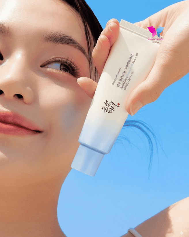 کرم ضد آفتاب برنج و پروبیوتیک بیوتی آف جوسون (آبرسان) روی میز چوبی در کنار یک کاسه برنج