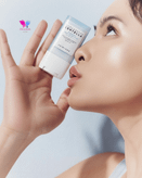 سنتلا آسیاتیکا و هیالورونیک اسید | ترکیبی قدرتمند برای جوانسازی پوست ضد آفتاب استیکی سنتلا SKIN1004 - Madagascar Centella Hyalu-Cica Silky-Fit Sun Stick SPF50+ PA++++