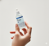 وقتی پوستتان از عمق سیراب شود، خطوط ریز و کدری به صورت خودکار محو میشوند. آمپول ولاژ Real Hyaluronic، با تزریق رطوبت به سلولهای پوست، خاصیت ارتجاعی را برمیگرداند و پوست شما را پُرتر و سفتتر نشان میدهد.