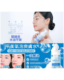 تصویر تونر حبابی و آبرسان ریره (RiRe Balance Bubble Toner) در دست مدل، دارای پمپ فومی و حاوی ۸ نوع هیالورونیک اس