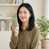 تصویر بافت ژل روی پوست: عکس کلوزآپ از بافت ژلی و شفاف محصول که در حال لایهبرداری ملایم روی پوست است، برای نشان دادن لطافت و عملکرد آن