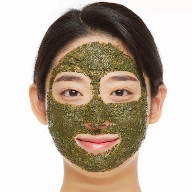 ماسک گیاهی چای سبز و آلوئهورا Wellderma برای روشنسازی و لایهبرداری ملایم پوست